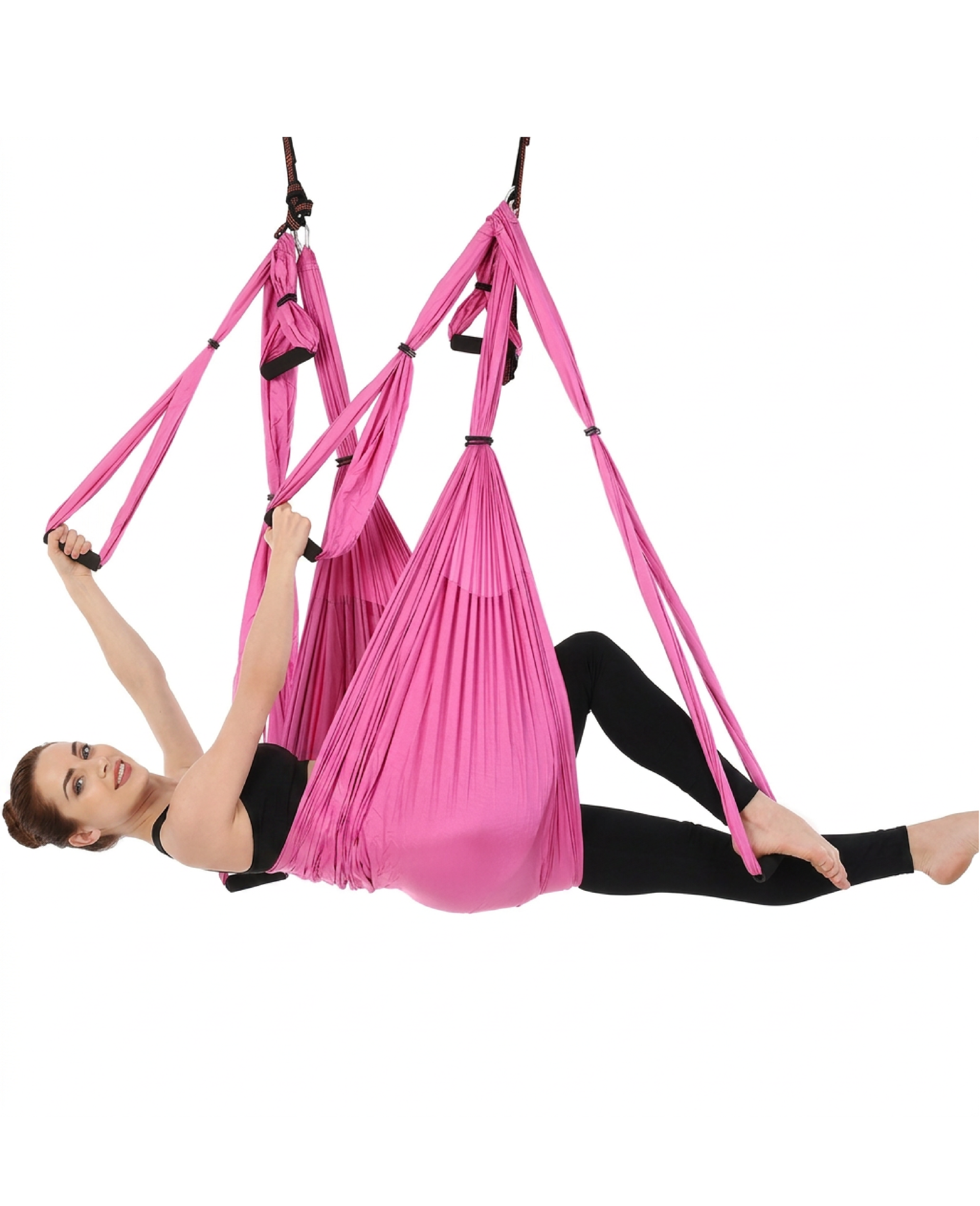 Fusya Yogatime kulplu yoga hamağı ile havada asılı kalarak fly yoga yapan kadın