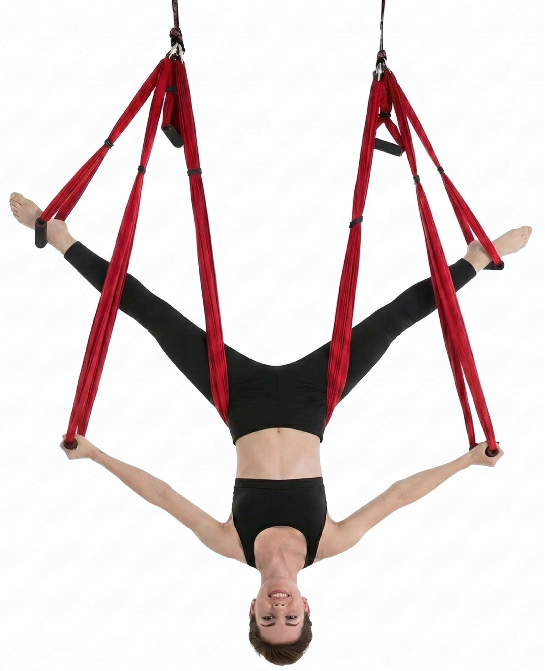 Kırmızı Yogatime kulplu yoga hamağı ile havada asılı kalarak fly yoga yapan kadın