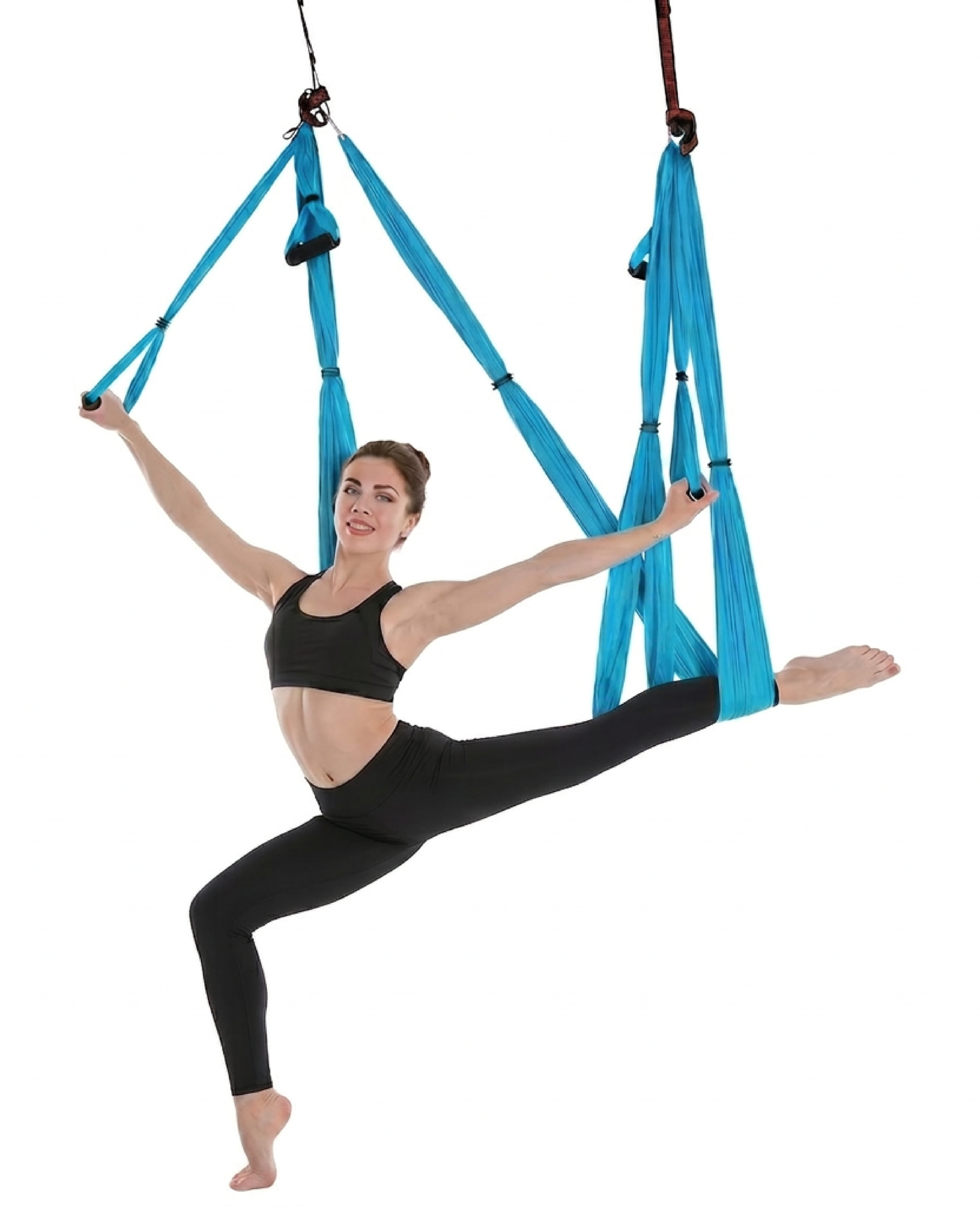 Turkuaz Yogatime kulplu yoga hamağı ile havada asılı kalarak fly yoga yapan kadın