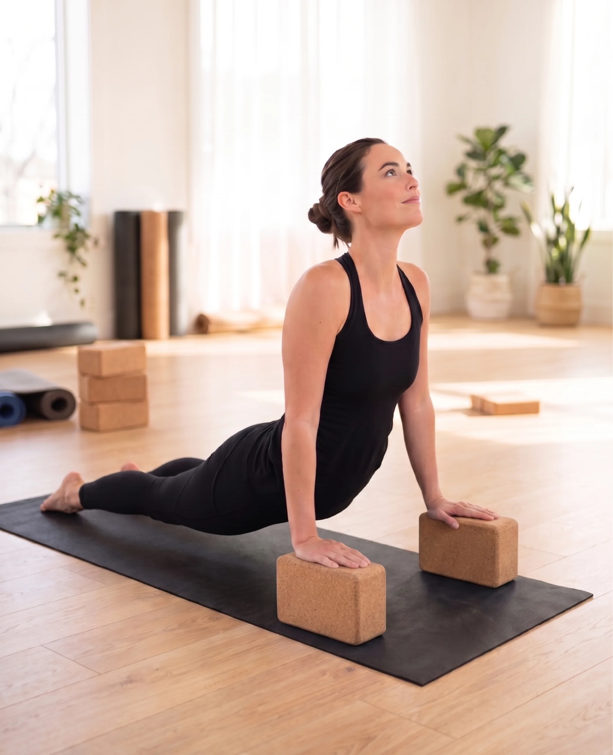 Doğal mantardan üretilmiş yuvarlatılmış kenarlı Yogatime mantar yoga bloğu kullanımı
